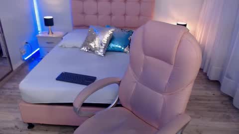 Snapshot of zoee_joness chatting on November 27, 2:13 am zoe online show from November 27, 2:13 am