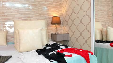 Snapshot of zoeesmitth chatting on December 28, 6:18 pm ZoeeSmitth online show from December 28, 6:18 pm