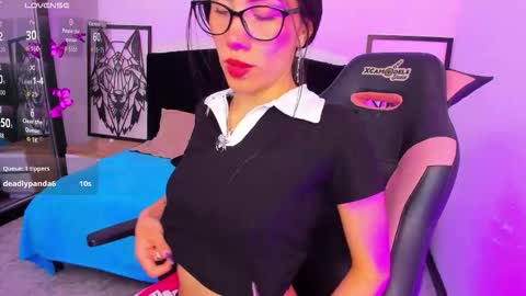 Snapshot of zoegp chatting on December 3, 5:04 am Laura online show from December 3, 5:04 am