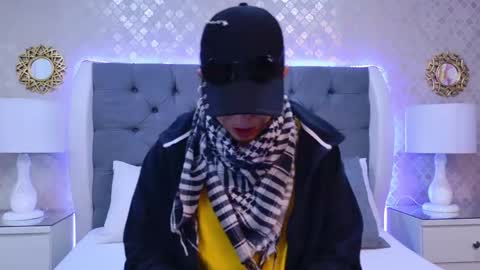 Zoe Krug online show from November 15, 12:02 pm