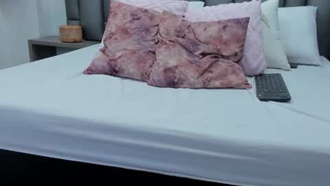 Zoe Krug online show from February 26, 12:15 pm