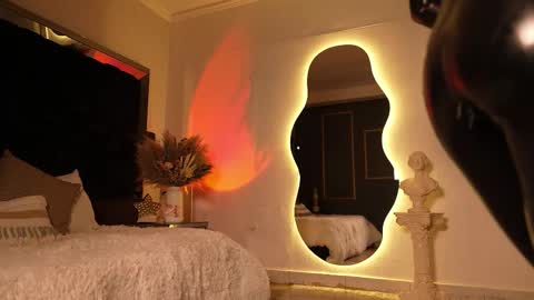 zoevidal_ online show from October 11, 11:53 am