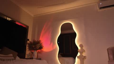 zoevidal_ online show from December 5, 12:03 pm