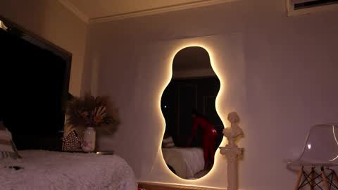 zoevidal_ online show from January 10, 12:07 pm