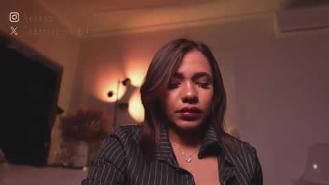 zoevidal_ online show from March 25, 12:00 pm