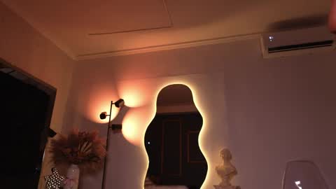 zoevidal_ online show from April 16, 12:06 pm