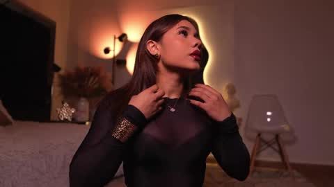 zoevidal_ online show from April 17, 12:08 pm