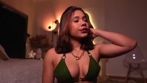 zoevidal_ online show from April 18, 11:58 am