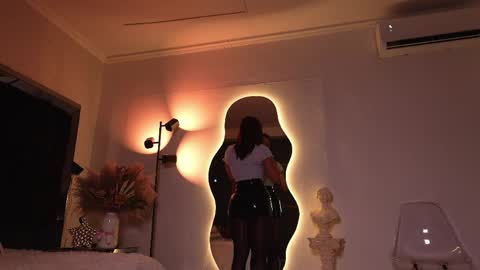 zoevidal_ online show from April 20, 11:57 am