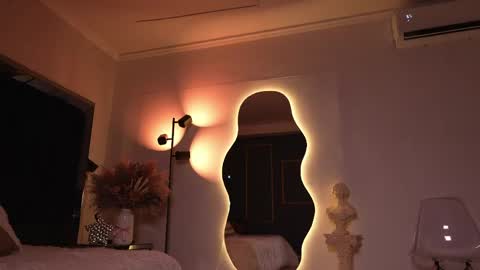 zoevidal_ online show from April 21, 12:11 pm