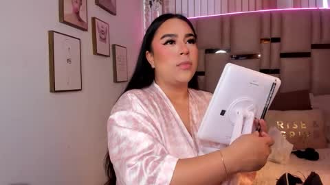 zoey thommpson online show from February 13, 8:05 pm