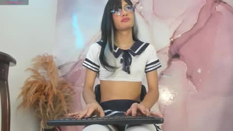 Snapshot of zuri_lux chatting on November 23, 9:58 pm Zuri Lux online show from November 23, 9:58 pm