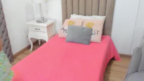 Im Zusan My schedule is from 1030pm to 430 am colombian time online show from February 3, 3:15 am