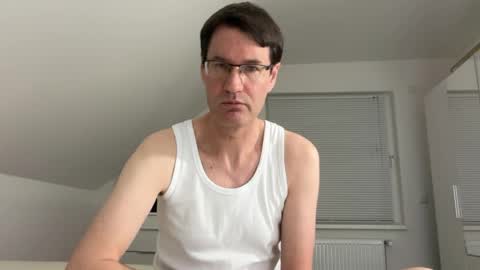Snapshot of zzz123_cam chatting on April 6, 3:35 pm zzz123_cam online show from April 6, 3:35 pm