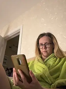 Snapshot of angelmommu chatting on February 22, 5:57 pm angelmommu online show from February 22, 5:57 pm