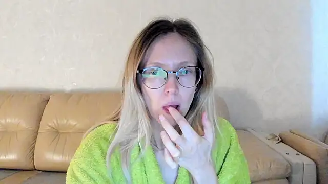 Snapshot of angelmommu chatting on February 25, 5:08 am angelmommu online show from February 25, 5:08 am