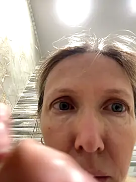 Snapshot of angelmommu chatting on October 10, 4:00 am angelmommu online show from October 10, 4:00 am