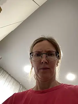 Snapshot of angelmommu chatting on November 24, 9:42 am angelmommu online show from November 24, 9:42 am