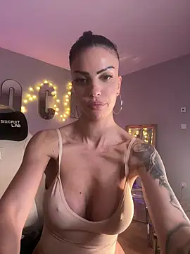 Snapshot of Helena_Karel chatting on February 8, 7:27 pm Helena Karel online show from February 8, 7:27 pm