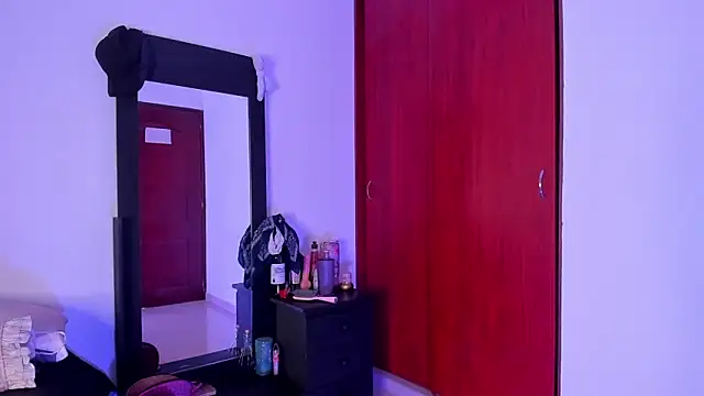 Snapshot of little_kayla_ chatting on December 6, 11:47 pm little kayla online show from December 6, 11:47 pm