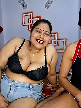 MOM-SUN-COUPLE online show from January 3, 4:16 pm