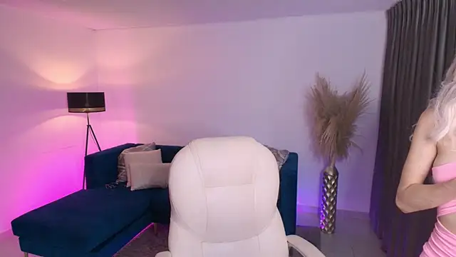 Snapshot of emilly_smith_1 chatting on March 20, 3:13 am emilly smith 1 online show from March 20, 3:13 am