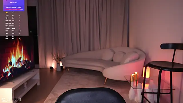 Snapshot of anniehillofficial chatting on February 21, 7:43 pm anniehillofficial online show from February 21, 7:43 pm