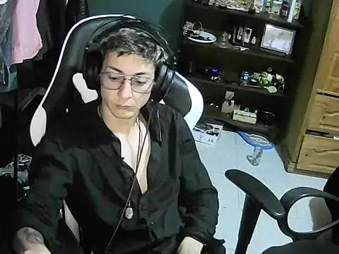 Snapshot of Jughead_16 chatting on October 17, 7:55 am Jughead 16 online show from October 17, 7:55 am