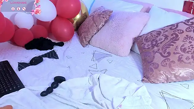 Snapshot of Estrella_Duran chatting on February 15, 1:53 am Estrella Duran online show from February 15, 1:53 am