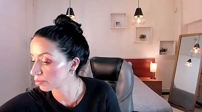 Kristen Garner online show from December 13, 9:09 pm