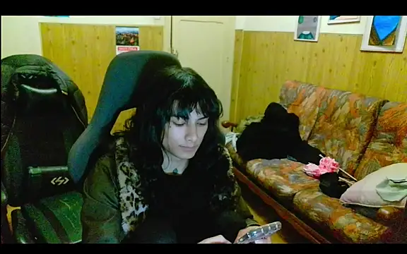 Snapshot of calliemaggotbone chatting on December 18, 12:06 am calliemaggotbone online show from December 18, 12:06 am