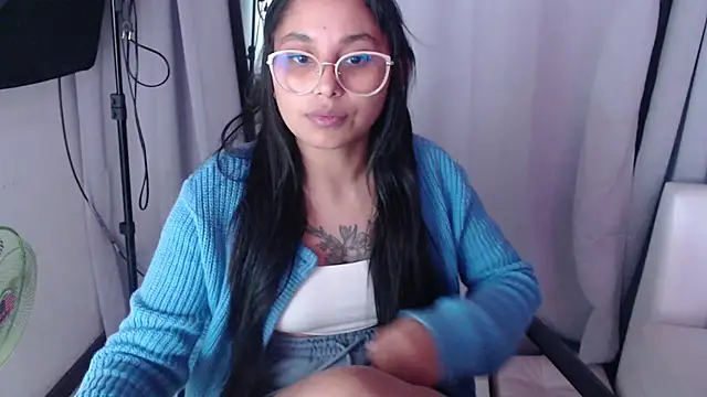 Snapshot of Cuteprincess21 chatting on February 2, 6:48 am Cuteprincess21 online show from February 2, 6:48 am