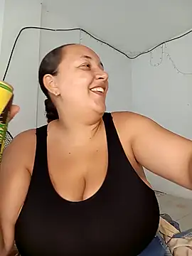 Snapshot of Miss-boobs chatting on January 12, 5:33 pm Miss-boobs online show from January 12, 5:33 pm
