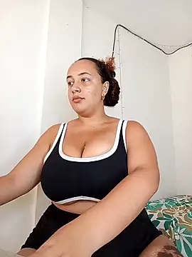 Snapshot of Miss-boobs chatting on February 2, 5:37 pm Miss-boobs online show from February 2, 5:37 pm