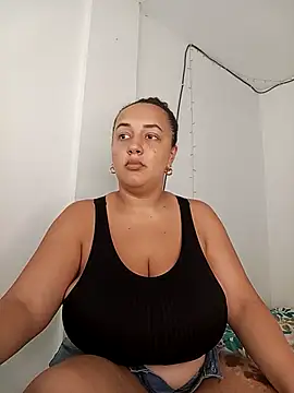 Snapshot of Miss-boobs chatting on February 18, 8:03 pm Miss-boobs online show from February 18, 8:03 pm