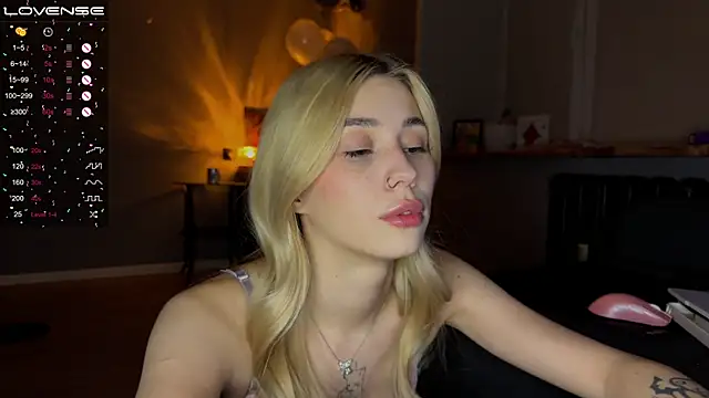 Snapshot of sarah_kurt chatting on February 25, 9:24 pm sarah kurt online show from February 25, 9:24 pm