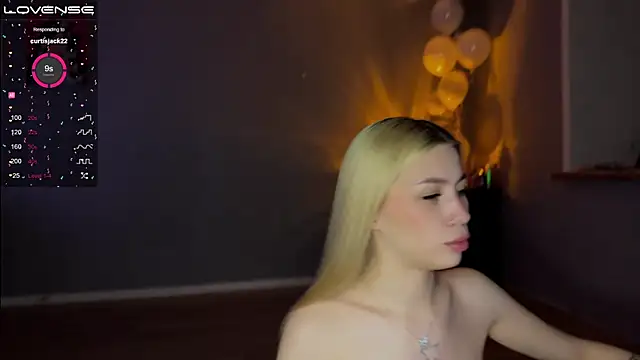 Snapshot of sarah_kurt chatting on March 4, 9:22 pm sarah kurt online show from March 4, 9:22 pm