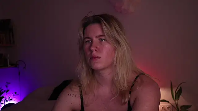 moonamii online show from November 8, 8:18 pm