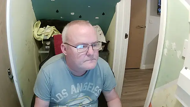 Snapshot of FriendlyDave chatting on February 6, 7:40 pm FriendlyDave online show from February 6, 7:40 pm