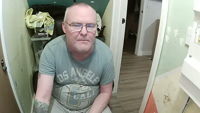 Snapshot of FriendlyDave chatting on February 8, 6:01 pm FriendlyDave online show from February 8, 6:01 pm