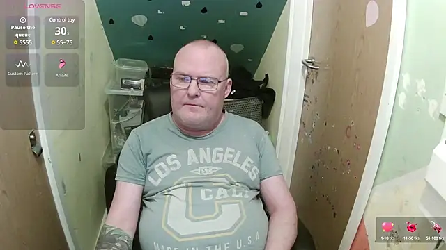 Snapshot of FriendlyDave chatting on February 16, 6:32 pm FriendlyDave online show from February 16, 6:32 pm