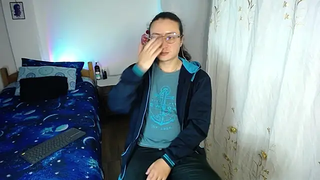 Snapshot of monkeywillwhite chatting on December 19, 3:35 am monkeywillwhite online show from December 19, 3:35 am