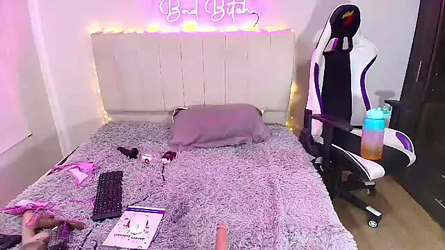 Snapshot of a_belladanger chatting on December 22, 8:25 pm a belladanger online show from December 22, 8:25 pm