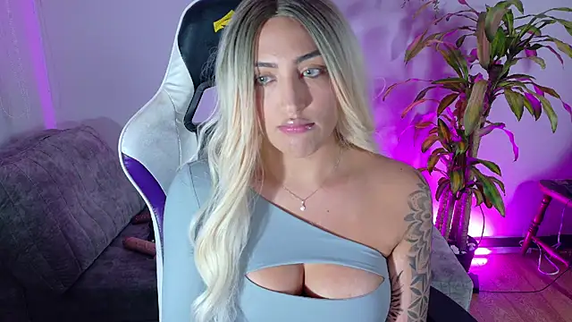 Snapshot of a_belladanger chatting on October 25, 1:35 am a belladanger online show from October 25, 1:35 am