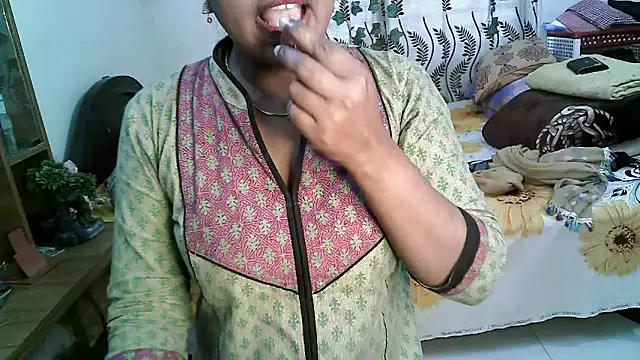 Snapshot of esita_1212 chatting on February 18, 10:49 am esita 1212 online show from February 18, 10:49 am