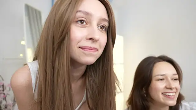 Snapshot of VivianLy_ chatting on December 5, 9:50 am VivianLy online show from December 5, 9:50 am