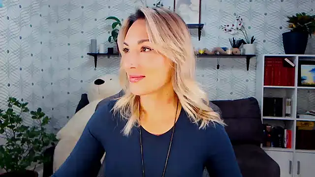 Snapshot of MillaXQueen chatting on November 16, 5:57 am MillaXQueen online show from November 16, 5:57 am