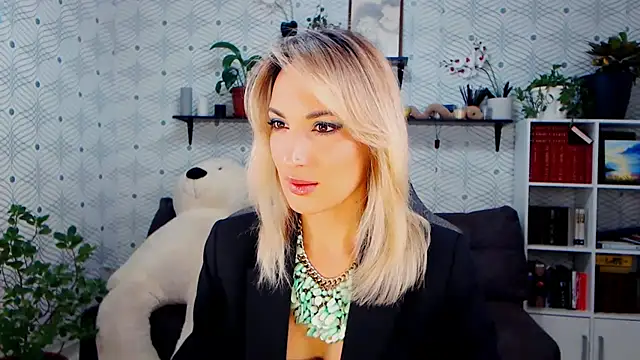 Snapshot of MillaXQueen chatting on November 18, 2:43 pm MillaXQueen online show from November 18, 2:43 pm