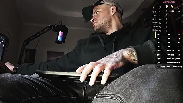 Snapshot of FindomJason chatting on October 15, 1:33 pm FindomJason online show from October 15, 1:33 pm