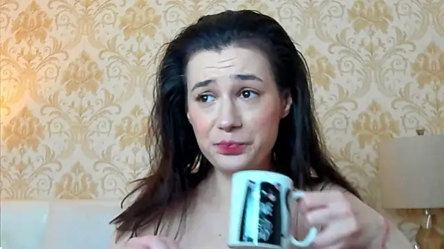 JuliaHunts online show from April 6, 4:10 am